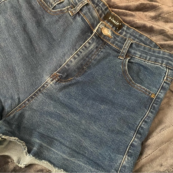 Vinnie vintage hight waisted jean shorts with  distressed endings, side slits. - Picture 5 of 9